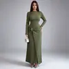 Vestido Europeu Estilo Slim Fit de Manga Longa para Mulheres Verde Oliva Fivela Metálica Fenda Lateral Torcida Formal Longo