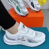 Zapatos Deportivos de Malla 2026 Transpirables Estilo Coreano Zapatos para Correr para Parejas Hombres y Mujeres Zapatos para Papá Nuevo Suela Suave Zapatos Fly-Knit Venta al por Mayor