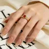 Anel Dourado com Zircônia Vermelho Sangue de Pombo, Finamente Trabalhado com Design de Nicho Vintage Francês de Luxo Leve, Anel Feminino