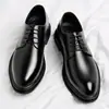 Sapatos sociais masculinos de couro de alta qualidade, com aumento invisível de altura, adequados para ocasiões de negócios e formais, apresentando couro macio, uma sola macia, bico fino e design de cadarço, perfeitos para casamentos e como sapatos de noivo.