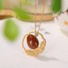 Pulsera de plata de ley S925 bañada en oro con ágata roja del sur y colgante con diseño hueco personalizado de trébol de cuatro hojas para mujer.