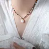 Collar de acero de titanio chapado en oro con colgante redondo de cuentas de piedra natural coloridas hechas a mano con diseño incrustado de cuentas de alto brillo