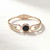 Oferta Especial Suministro Directo Nuevo Estilo Moda Europea y Americana Transfronteriza Pulsera de Acero de Titanio para Mujer Joyería de Alta Calidad que No Pierde el Color Adornos de Nácar Blanco