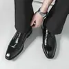 Novo estilo de verão, sapatos formais de couro com cadarço e bico fino para homens, estilo brogue britânico, sapatos masculinos transfronteiriços, sapatos de casamento, dropshipping