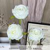 Arranjo de Flores Artificiais de Rosa para Decoração de Salão de Casamento com um Toque Sofisticado, Feito de Flores de Plástico