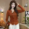 Nuevo Top de Mujer Estilo Coreano Otoño e Invierno Doble Cara de Felpa Moda Hebilla Ajustable Cintura Ceñida Camisa Base Botón Manga Larga Cálido y Elegante