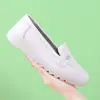 Sapatos de enfermeira sola macia respiráveis sapatos brancos femininos outono Novo couro genuíno sola grossa sapatos femininos sola plana atacado lote misto entrega em uma peça