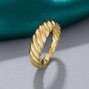 Estilo europeo y americano 18K electrochapado al vacío acero inoxidable malla rojo mismo anillo estilo de joyería francesa anillo croissant para mujer