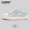 Tênis de lona slip-on com sola grossa unissex para mulheres, novo modelo de verão 2026, tênis slip-on casuais, sapatos brancos versáteis