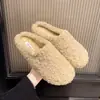 Chinelos de pelúcia de lã de cordeiro retrô com sola reta para mulheres, adequados para uso externo, novo modelo outono e inverno 2026, chinelos de algodão fechados, quentinhos e casuais