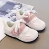 Zapatos de Entrenamiento Ligeros con Velcro Lindos para Niños 2026 Modelo Nuevo Dulce Niña Zapatos Blancos Ligeros Tenis de Moda Estilo Coreano Modernos