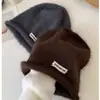 Touca de tricô estilo coreano com aplique, doce e fofa, felpuda e quente, adequada para mulheres no outono e inverno, com circunferência de cabeça grande, e projetada para manter as orelhas aquecidas