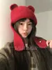 Gorro de punto de lana lindo para mujer Dingzouxiaoxiong que hace que la cara parezca más pequeña, contiene lana, es cálido para otoño e invierno y tiene protección para los oídos, similar a un gorro Lei Feng