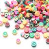 Cuentas sueltas de cerámica blanda de 10 mm con forma de cara sonriente de colores variados, hechas a mano, para pulseras, collares y accesorios de joyería.