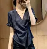 Camisa Listrada Azul Marinho de Manga Curta, Estilo Levemente Maduro Francês, Única e Super Estilosa para o Verão de 2026, Fina e Emagrecedora com Cintura Marcada