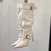 Sentido del diseño retro punta fina temperamento plisado apilado tacón alto botas de montar ajustadas altas para mujer hebilla de cinturón botas largas estilo páramo