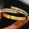 Pulsera de acero inoxidable dorada transfronteriza, traje de pulsera de trébol de cintura pequeña con tachuelas, brazaletes dorados