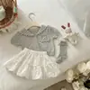 [Casa Rosa] Atuendo de Verano para Niñas: Top de Punto Hueco Estilo Miu de Manga Corta y Falda Corta Floral Estilo Ballet