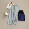 Calça cropped de moletom cinza com barra desfiada, corte solto, cintura elástica, calça de moletom de perna reta, calça casual, peça cropped de outono, calça de perna larga estreita