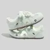 Tênis Brancos Casuais com Cadarço Bordado de Gatinho Fofo para Mulheres 2026 Outono Novos Estilosos Versáteis Planos Sapatos de Treino Alemães