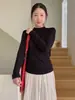 Camiseta básica de manga larga y cuello semi-alto para mujer, un estilo otoñal/invernal, versátil como prenda para superponer, con un look relajado y casual, y de color liso