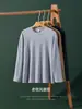 [Lujo Sencillo de Caballero] Camiseta de Manga Larga con Cuello Redondo y Rayas Verticales para Hombre, Camisa Base Lisa Suave y Amigable con la Piel Otoño 2026