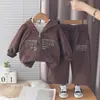 Novas roupas de outono e inverno para bebês meninos: um conjunto com forro de fleece, incluindo uma jaqueta de bebê e um conjunto de duas peças com capuz grosso para meninos, disponível para dropshipping