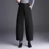 Calça de lã mesclada moderna de perna larga com corte curvo para mulheres, nova coleção outono/inverno 2026, cintura alta, modelagem solta, calça casual, elegante e que afina a silhueta, comprimento cropped