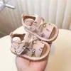 Sandálias de Dedo Abertas para Bebê Menina Estilo Novo de Verão, Sapatos Macios Antiderrapantes para Crianças Pequenas, Sapatos de Princesa com Laço de Desenho Animado, Sapatos que Fazem Barulho