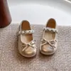 Sapatos de couro para meninas 2026 primavera e outono novos estilo coreano estilo ballet sapatos infantis com solas macias, sapatos versáteis de princesa para meninas pequenas