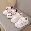 Zapatillas Deportivas para Niñas 2026 Estilo Primavera y Otoño, Suela Suave de Moda, Velcro Antideslizante, Zapatos Blancos Casuales para Niñas Pequeñas