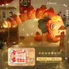 Linterna de Peces Dorados Portátil para el Día de Año Nuevo Accesorio Año del Caballo PVC Patrimonio Cultural Inmaterial Linterna Koi Hecha a Mano DIY Linterna de Flor de Carpa Portátil para Niños