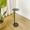 Mesa de cabeceira metálica moderna, mini mesa redonda simples para casa e comércio, mesa pequena minimalista para o vão do sofá da sala, mesa de centro