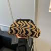Bolsas Femininas Transfronteiriças Europeias e Americanas Bolsas Simples Leves com Fecho de Clipe Padrão Ondulado Feminino Bolsa de Ombro em Cor Contrastante Bolsa Transversal Casual com Corrente