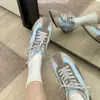 Zapatillas deportivas casuales planas retro de punta redonda únicas para mujer, modelo nuevo 2026, zapatillas deportivas casuales versátiles de colores combinados para primavera y otoño, suela blanda