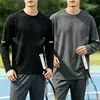 Camiseta casual masculina versátil de cor sólida para o outono 2026, gola redonda solta, manga longa, top moderno