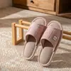 Chinelos casuais de linho para casa para mulheres, novo modelo 2026, espessados para interior, antiderrapantes, respiráveis, resistentes ao desgaste, com sola macia, chinelos slip-on confortáveis para homens