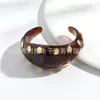 Pulsera de Brazalete Abierto Geométrica de Resina con Remaches Europeos y Americanos Lujo Ligero Nicho Alta Gama Personalidad Cadena de Mano Temperamento Joyería de Mano Simple para Mujer