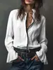 Camisa vintage estilo francés con volantes y mangas acampanadas con ribete negro, elegante camisa blanca de cuello en V, estiliza y es adecuada para ir al trabajo.