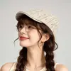 Nueva gorra de rayas vintage de visera para mujer, versátil para primavera y verano, sombrero de artista adelgazante, gorra de periódico estilo coreano a la moda para el día a día