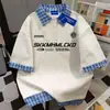 Camiseta de Manga Corta con Cuello Polo Estampado de Letras Tendencia Nacional 100% Algodón Puro, Falso Dos Piezas para Hombres y Mujeres, Nuevo Estilo Verano, Corte Holgado, Top para Pareja