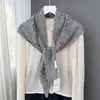 Bufanda de lana tejida con patrón de monedas tridimensional y triángulos calados para mujer con bordes ondulados, chal de hombro casual vintage, alta calidad