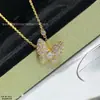 Collar Mariposa de Oro Blanco y Oro Rosa de 18K con Diamantes Completos, Turquesa, Nácar Blanco, Piedras Preciosas Rosas, Amarillas y Azules, Cadena de Clavícula con Diamantes