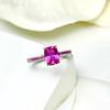 Anillo de esmeralda simulada de moda simple de lujo ligero, engastado con diamante de alto carbono, corindón rojo rectangular, temperamento degradado, anillo para mujer