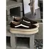 Zapatos de gamuza con plataforma gruesa para mujer, nuevo modelo otoño 2026, zapatillas deportivas casuales versátiles de estilo coreano con cordones para estudiantes
