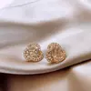 Pendientes de Flor Dorada en Espiral de Circonita Aguja Plateada Pendientes Pequeños Simples de Lujo Ligero Pendientes Versátiles para el Trabajo para Mujer con un Toque de Alta Gama