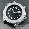 Relógio masculino estilo executivo com movimento chinês NH35, um modelo popular para exportação, apresentando um movimento mecânico totalmente automático e um mostrador luminoso
