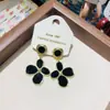 Pendientes Verdes Florales Simples y Lujosos Modelo Nuevo 2025 Clips para Orejas Antimosquitos de Gama Alta Pendientes con Diseño Estilo Bosque