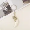 Fabricantes de chaveiros de liga metálica mais vendidos no exterior vendendo chaveiro de pena de marfim pingente decorativo para carro