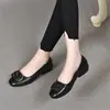 Zapatos de charol planos de boca baja para mujer 2026 estilo nuevo zapatos de cuero suave para mujer tacón bajo zapatos pequeños de cuero estilo otoño punta redonda hebilla cuadrada zapatos de conducción